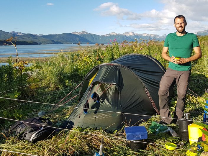 Mann steht neben Zelt, mit Elektrozaun vor Bären geschützt, Katmai Nationalpark, Alaska