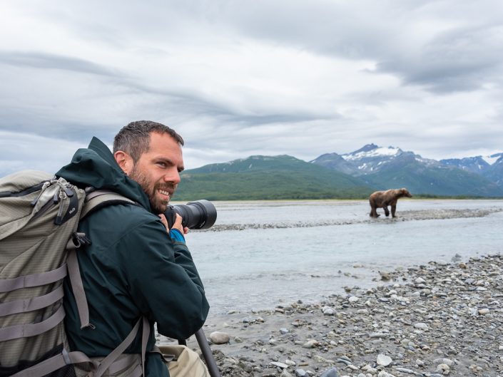 Tierfotograf fotografiert Bären, Katmai Nationalpark, Alaska