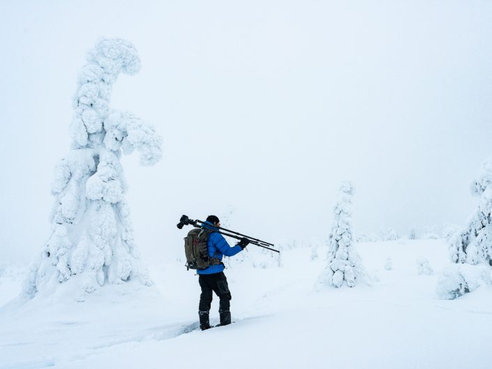 Fotograf in verschneiter Landschaft, Riisitunturi Nationalpark, Finnland