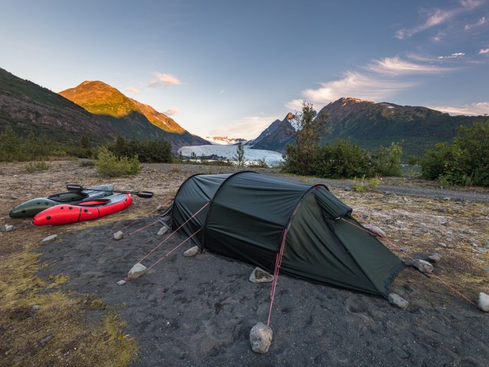 Zelt mit Packrafts vor Gletscher in Alaska