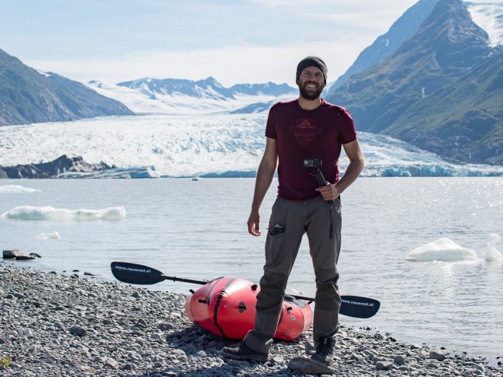 Mann mit Packraft beim Spencer Glacier, Alaska