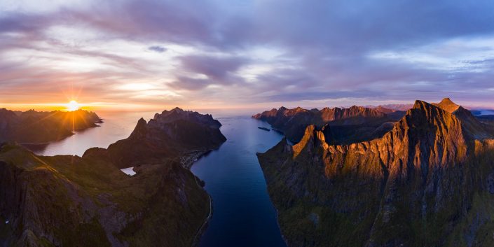 Sonnenuntergang über den Fjorden von Senja, Luftaufnahme, Norwegen