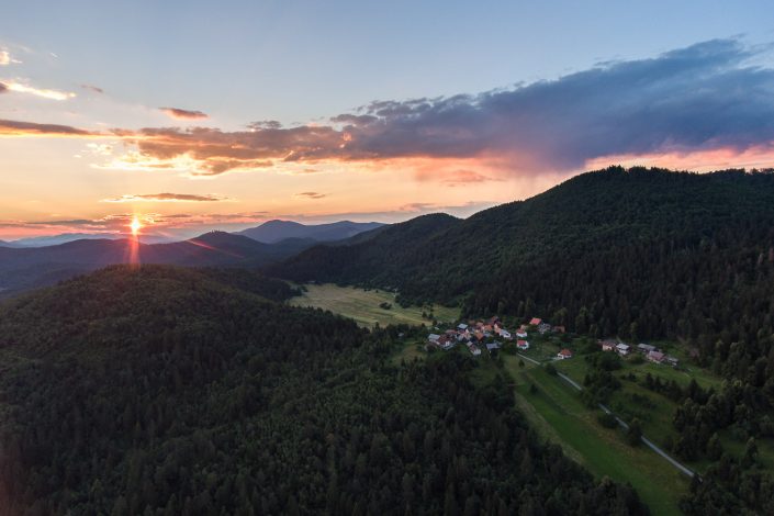 Landschaft Notranjska Region bei Sonnenuntergang, Luftaufnahme, Markovec, Slowenien