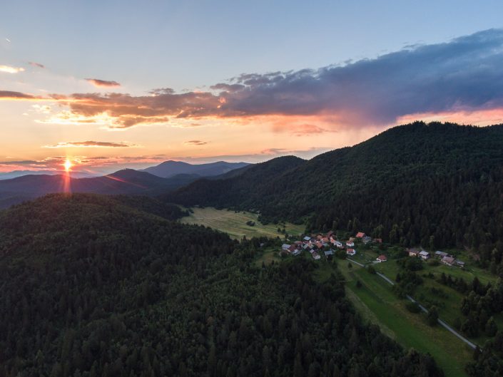 Landschaft Notranjska Region bei Sonnenuntergang, Luftaufnahme, Markovec, Slowenien
