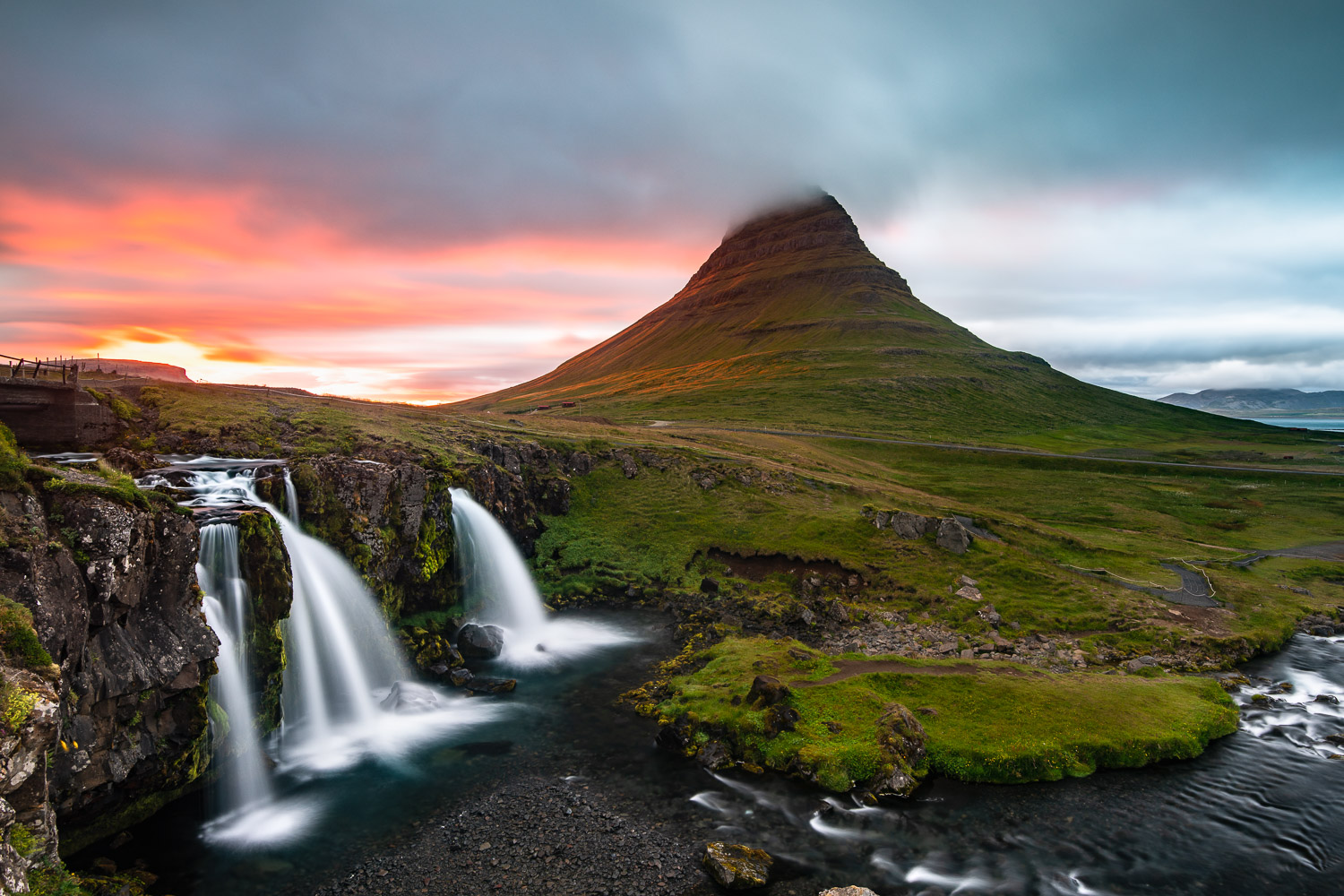 Berg Kirkjufell in Island mit Wasserfall