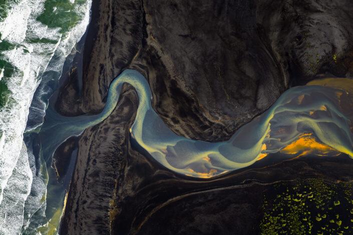 Verflochtener Fluss mit bunten Sedimenten, Südisland