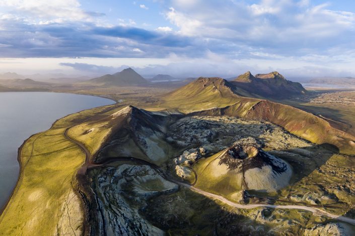 Luftaufnahme einer Vulkanlandschaft mit Krater, Hochland, Landmannalaugar, Island