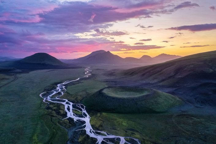 Luftaufnahme einer Vulkanlandschaft mit Krater, Hochland, Landmannalaugar, Island