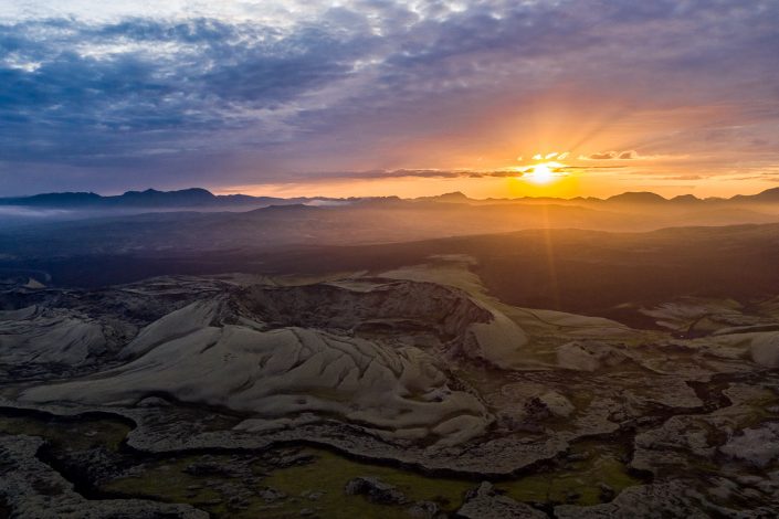 Luftaufnahme einer Vulkanlandschaft mit Krater, Hochland, Landmannalaugar, Island