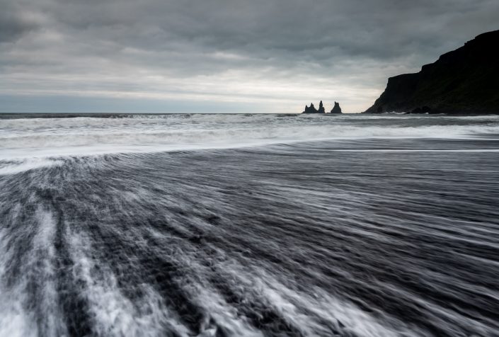 Schwarzer Strand bei Vik, Felsnadeln, Island