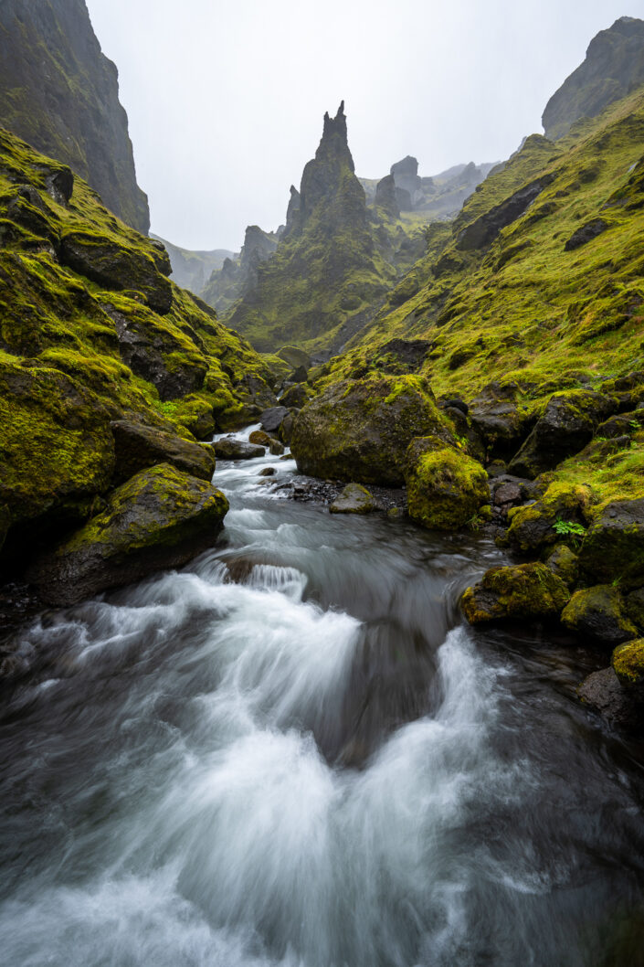 Fluss in enger Schlucht, Þakgil, Isländisches Hochland