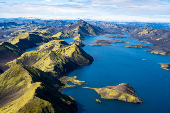 Seen und moosbewachsene Berge im Hochland Islands