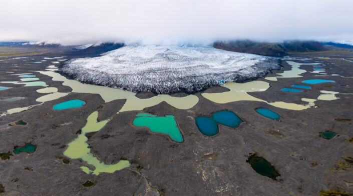 Gletscher mit bunten Gletscherseen im Hochland Islands