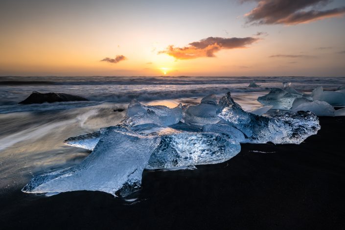 Eisberg am Diamond Beach bei Sonnenaufgang, Island