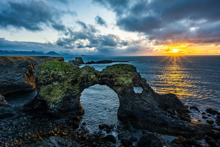 Felsbogen im Meer bei Arnarstapi, Island