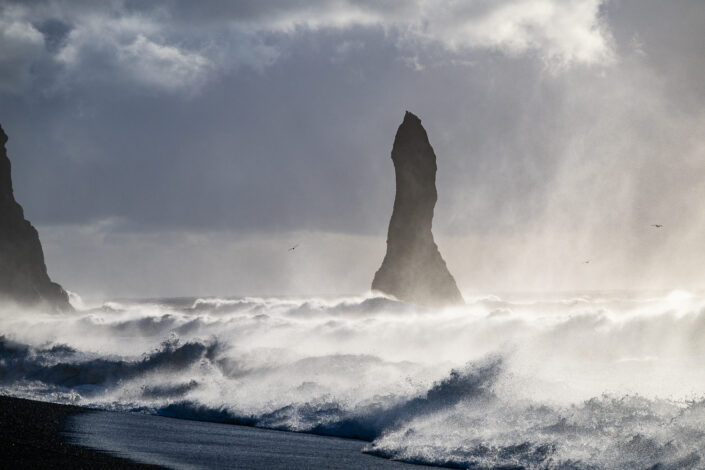 Felsnadeln Reynisdrangar in stürmischer Brandung bei bei Vík í Mýrdal