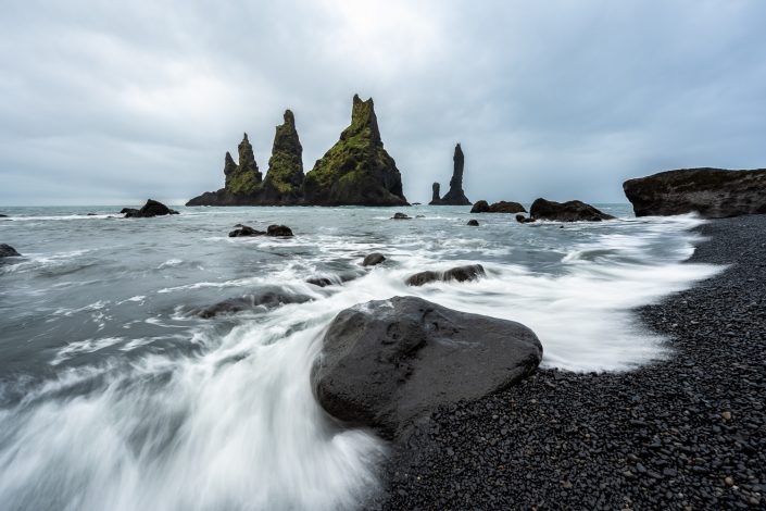 Felsnadeln Reynisdrangar im Meer bei Viktoria, Island