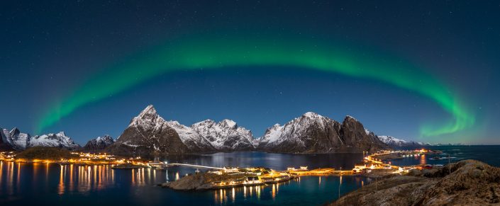 Nordlicht über Fischerorten Sakrisoy und Hamnoy, Lofoten