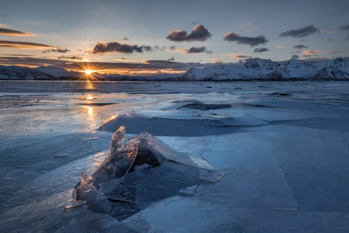 Sonnenuntergang an zugefrorenem Fjord, Lofoten