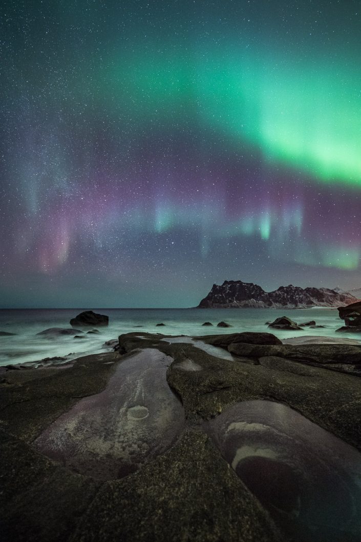 Nordlicht über dem Auge von Uttakleiv, Lofoten, Norwegen