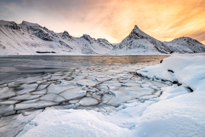 Eisschollen vor Berg Volandstinden, Lofoten