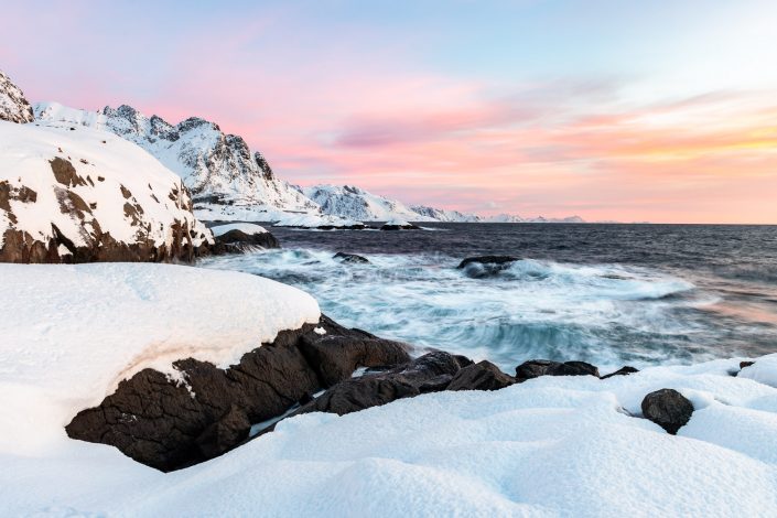 Verschneite Küste der Lofoten mit Morgenstimmung