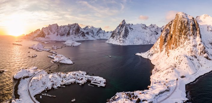 Panorama-Luftaufnahme der Fjorde, Berge und Inseln der Lofoten bei Reine, Norwegen