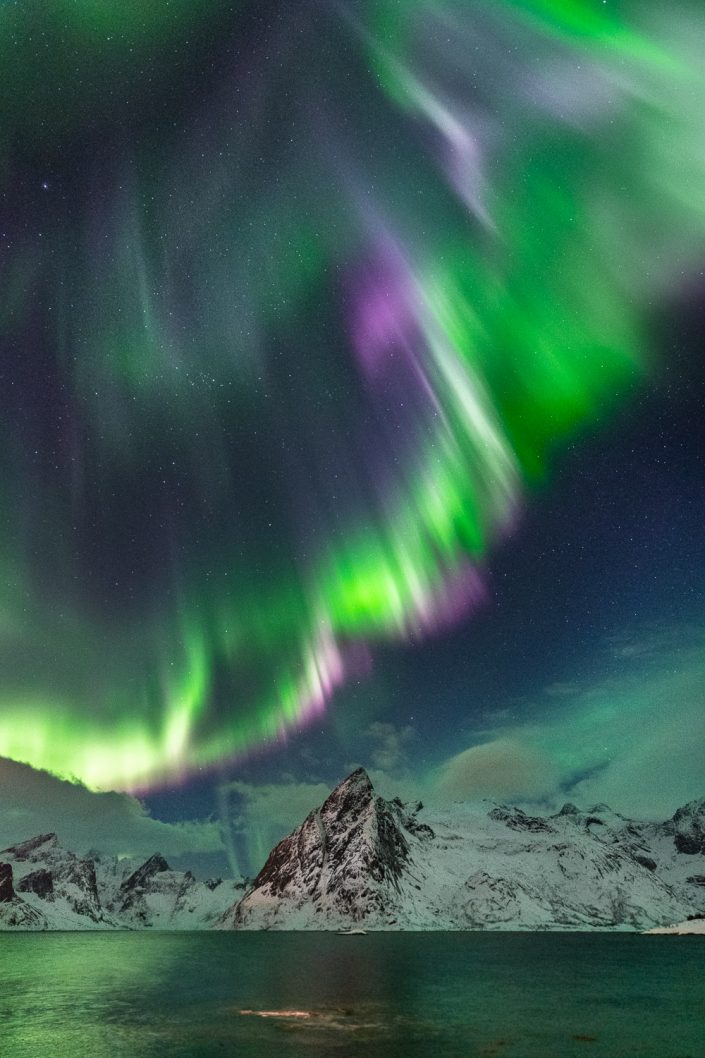 Violettes Nordlicht über Berg Olstinden, Hamnoy, Lofoten