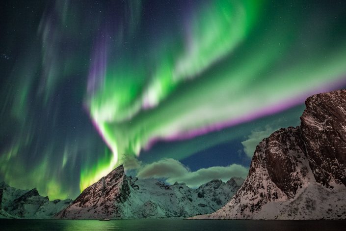 Violettes Nordlicht über Berg Olstinden, Hamnoy, Lofoten, Norwegen