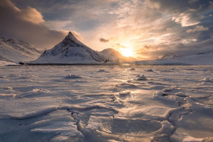 Eis am Fjord vor Berg Volandstinden, Lofoten