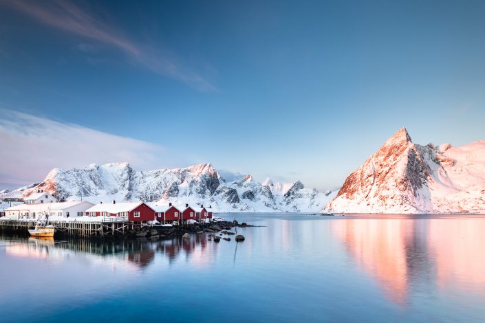 Rote Rorbuer Hütten am Fjord, Hamnoy, Lofoten, Norwegen