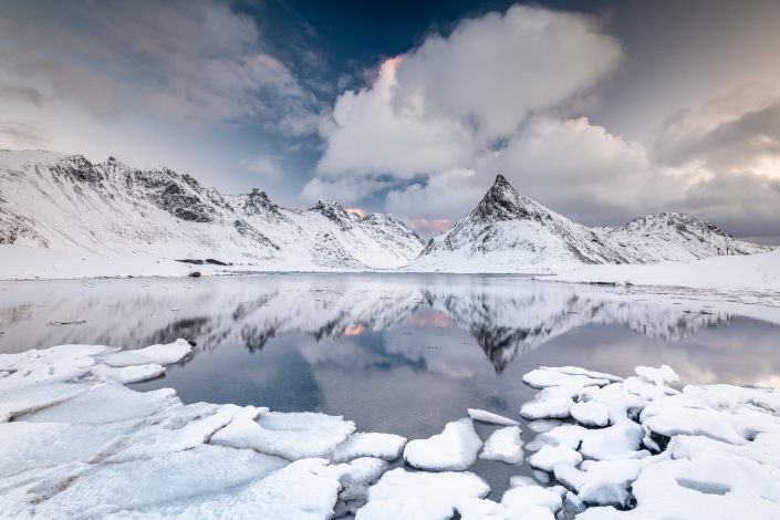 winterliche Landschaft der Lofoten, Berg Volandstinden, Norwegen