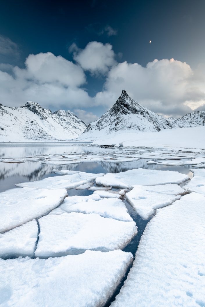 vereister Fjord vor Berg Volandstinden, Lofoten, Norwegen