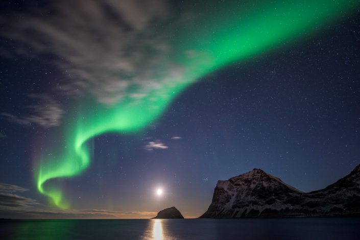 Nordlicht über den Bergen bei Haukland, Lofoten