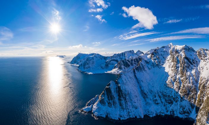 Berg und Fjordlandschaft der Lofoten, Luftaufnahme