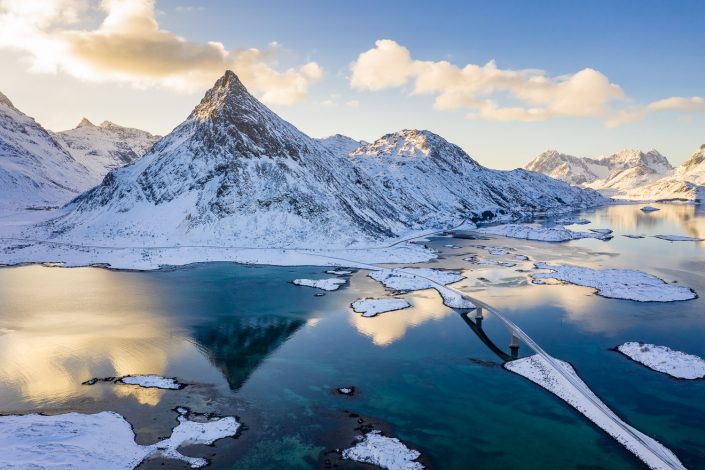 Berg Volandstinden mit Brücke über Inseln, Lofoten