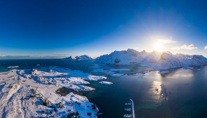 Luftaufnahme von Fredvang und der Landschaft der Lofoten, Winter, Norwegen