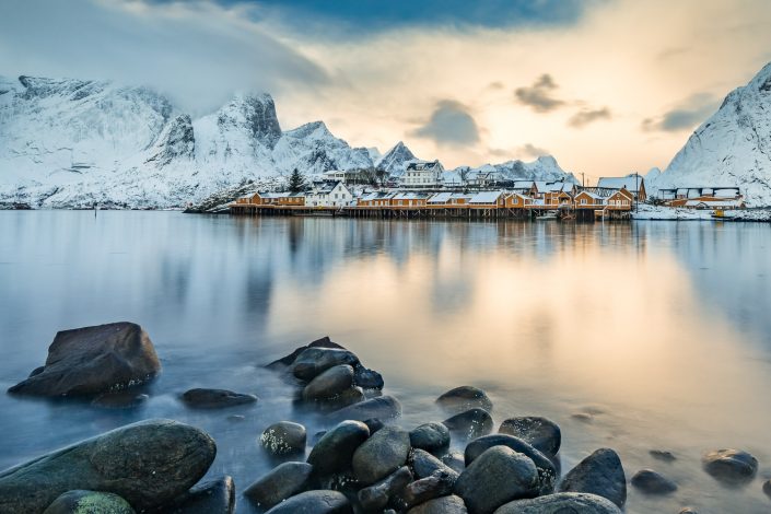 Gelbe Fischerhütten von Sakrisoy, schneebedeckte Berge, Reine, Lofoten, Norwegen