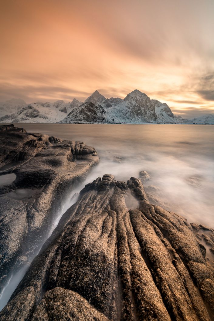 Küstenlandschaft mit Bergen bei Sonnenuntergang, Lofoten, Norwegen