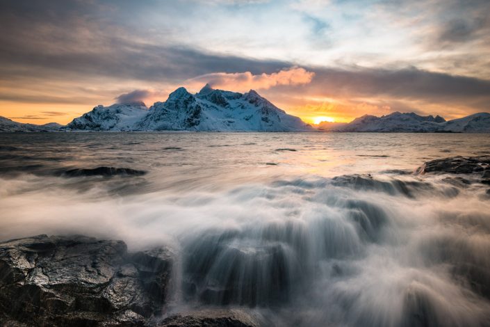 Küste bei Vareid auf den Lofoten, Sonnenuntergang, Norwegen