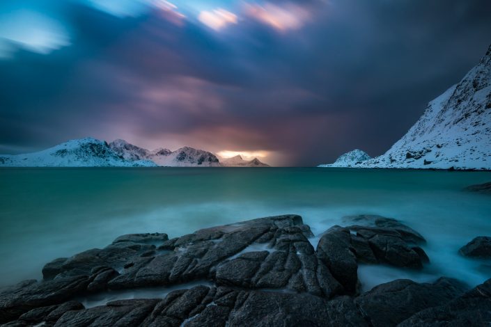 dramatische Wolkenstimmung am Strand von Haukland, Lofoten, Norwegen