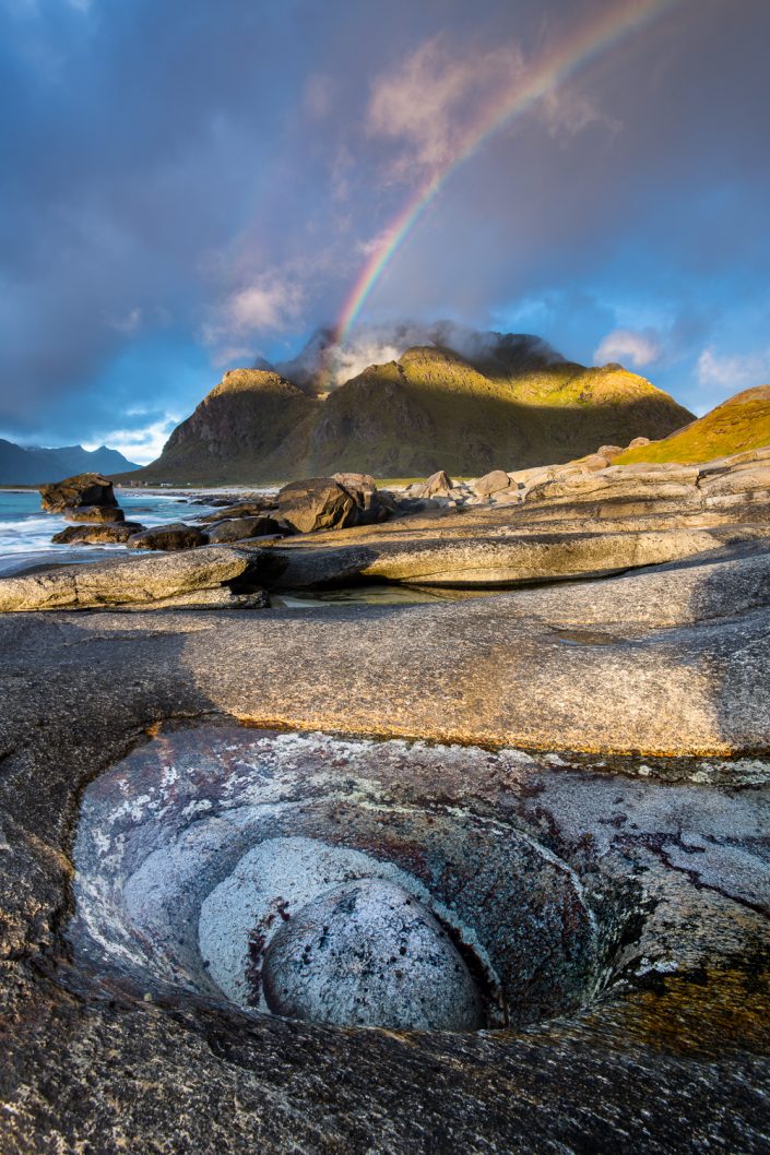 Regenbogen am Strand von Uttakleiv, Lofoten