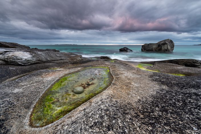 Felsen am Strand von Uttakleiv, Lofoten, Norwegen