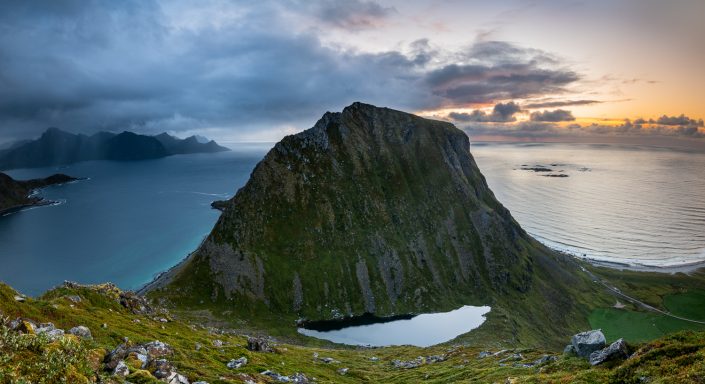 Berg bei Sonnenuntergang, Haukland, Uttakleiv, Lofoten, Norwegen