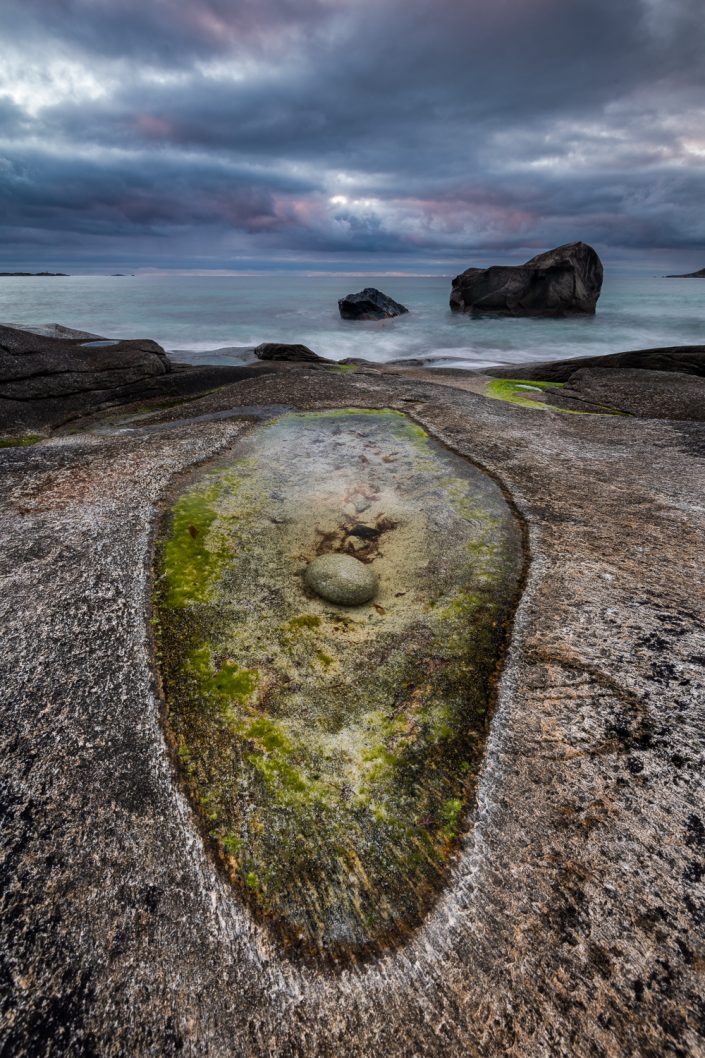 Felsen am Strand von Uttakleiv, Lofoten, Norwegen