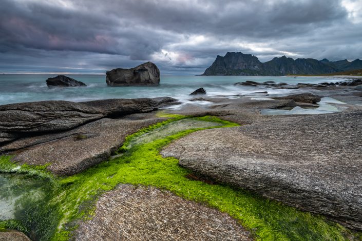 Felsen am Strand von Uttakleiv, Lofoten, Norwegen