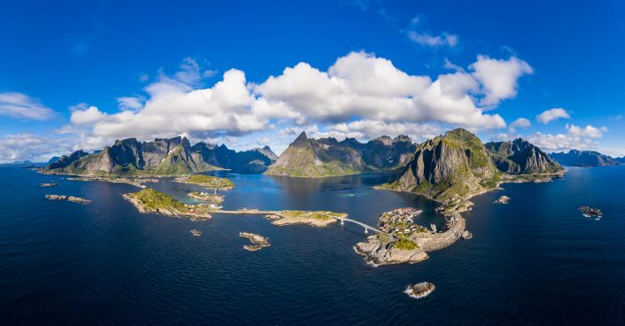 Luftaufnahme von Reine und Hamnoy, Fjord, Lofoten, Norwegen