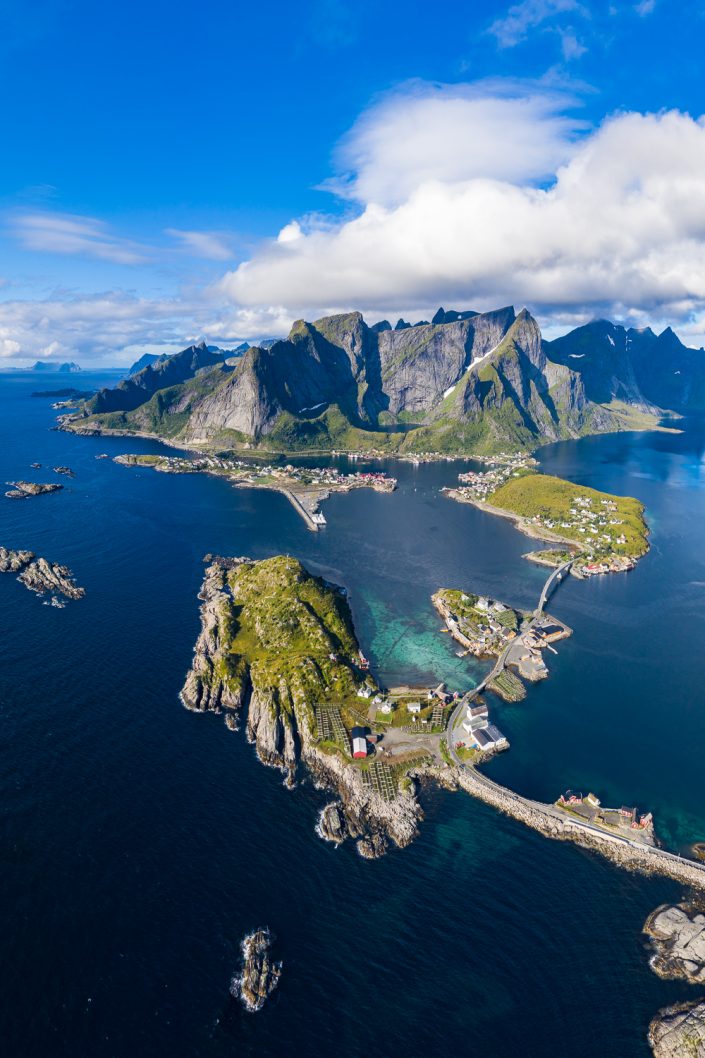 Luftaufnahme von Sakrisoy und Reine, Lofoten