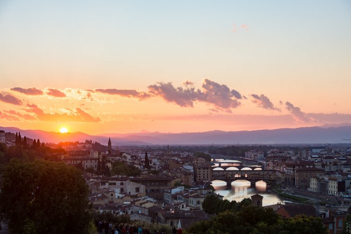 Florenz mit Fluss Arno und Brücke Ponte Vecchio bei Sonnenuntergang, Italien