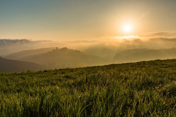 Hügelige Landschaft mit Nebel im Gegenlicht, Crete Senesi